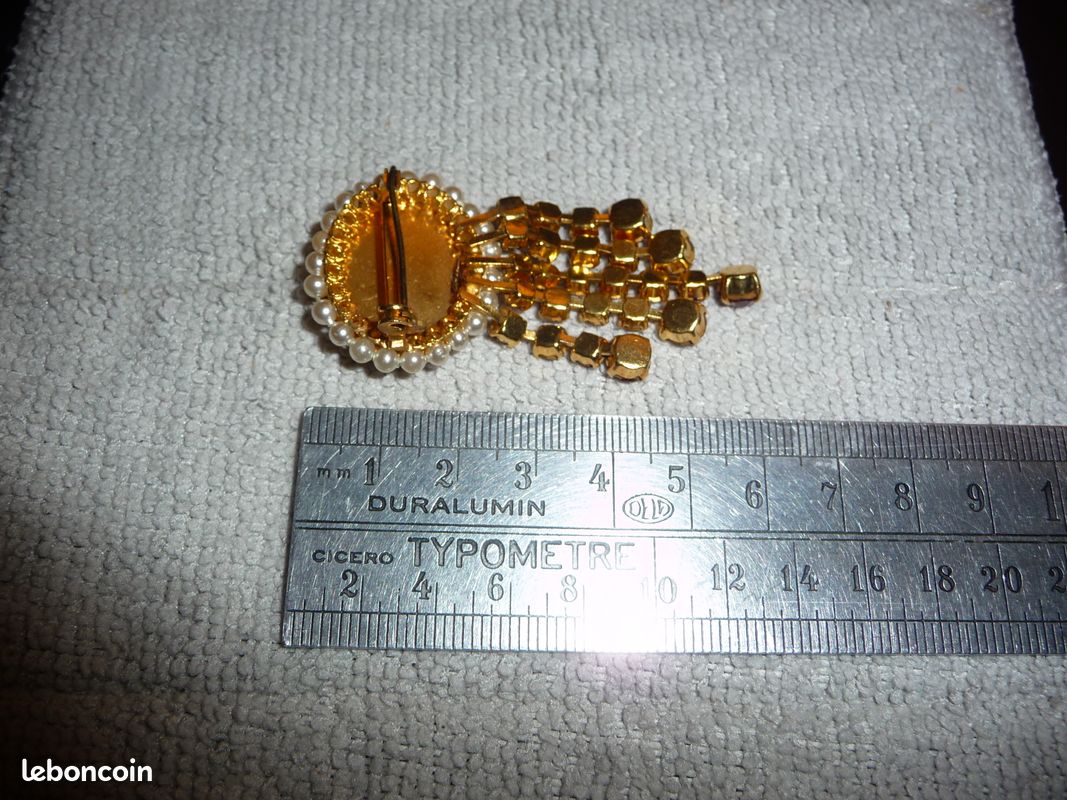 Broche ovale noire, perles et pendants strass rouge (image 4)