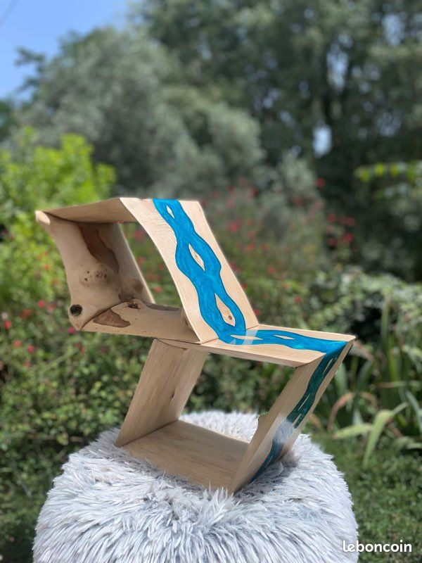 Meuble design unique – Châtaignier massif & résine turquoise (image 4)
