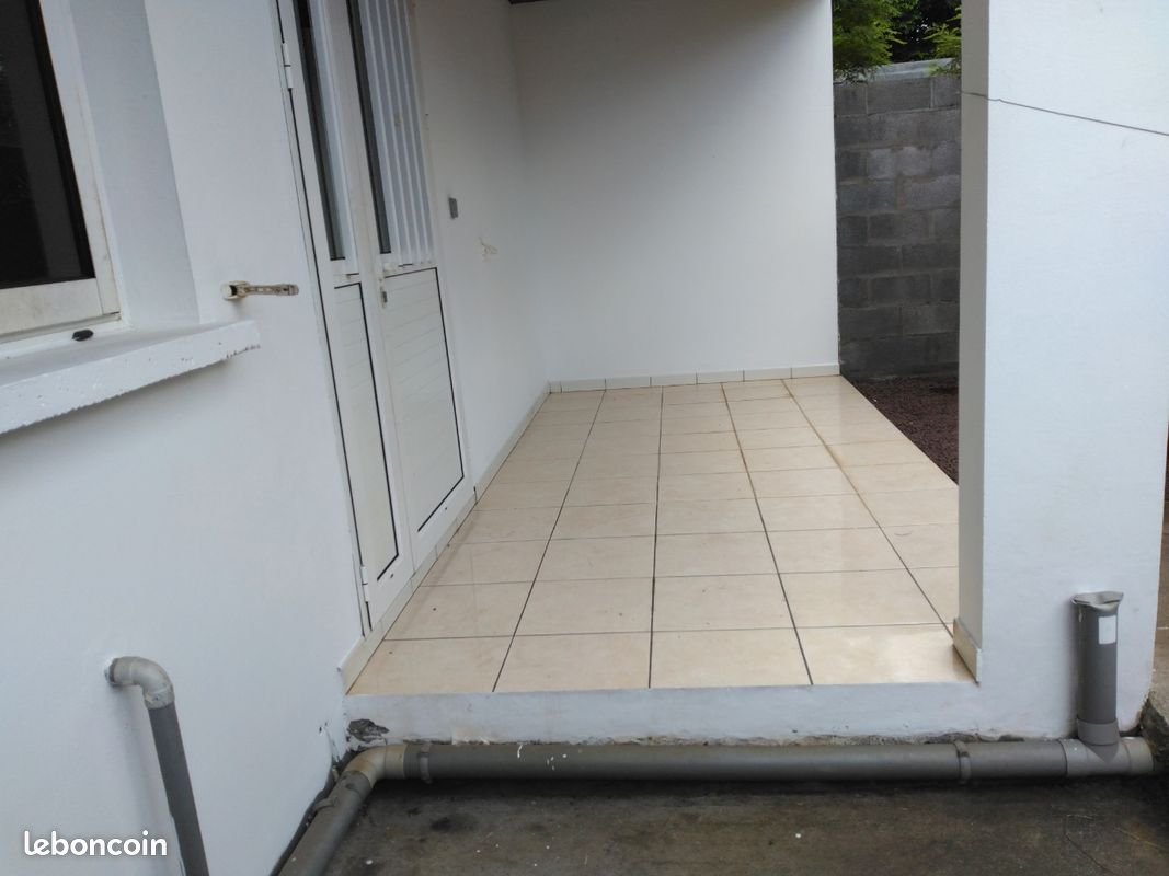 À louer – T2 de 55 m² avec véranda, cour privative et parking – La Rivière-Saint-Louis (image 3)