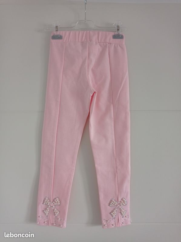 Legging rose clair fille 10 ans habillé perle et strass en forme noeud papillon Neuf étiqueté jamais porté Mini tâche. Voir photo 3 Matière un peu épaisse Taille élastique (image 5)