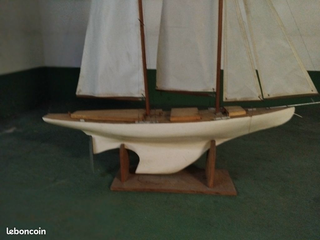 Voilier de bassin modèle 501 navigable en bois, jouet ancien de la