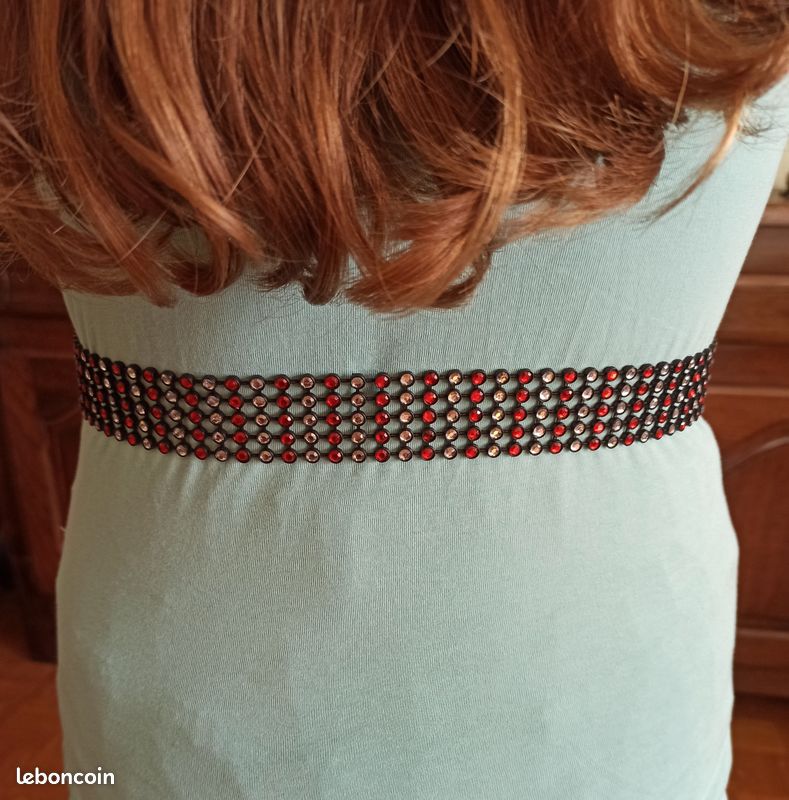 Ceinture avec Strass Multicolores , extensible de 63 cm à 73 cm environ , Très Bon état (image 2)