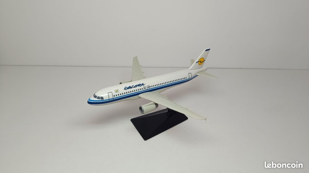 Maquette avion Airbus A320 EuroCypria 1/200 (image 4)