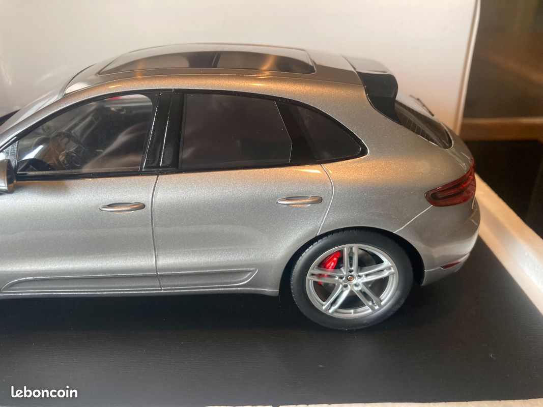 Porsche Macan Turbo silver 1/18 Spark (image 4)