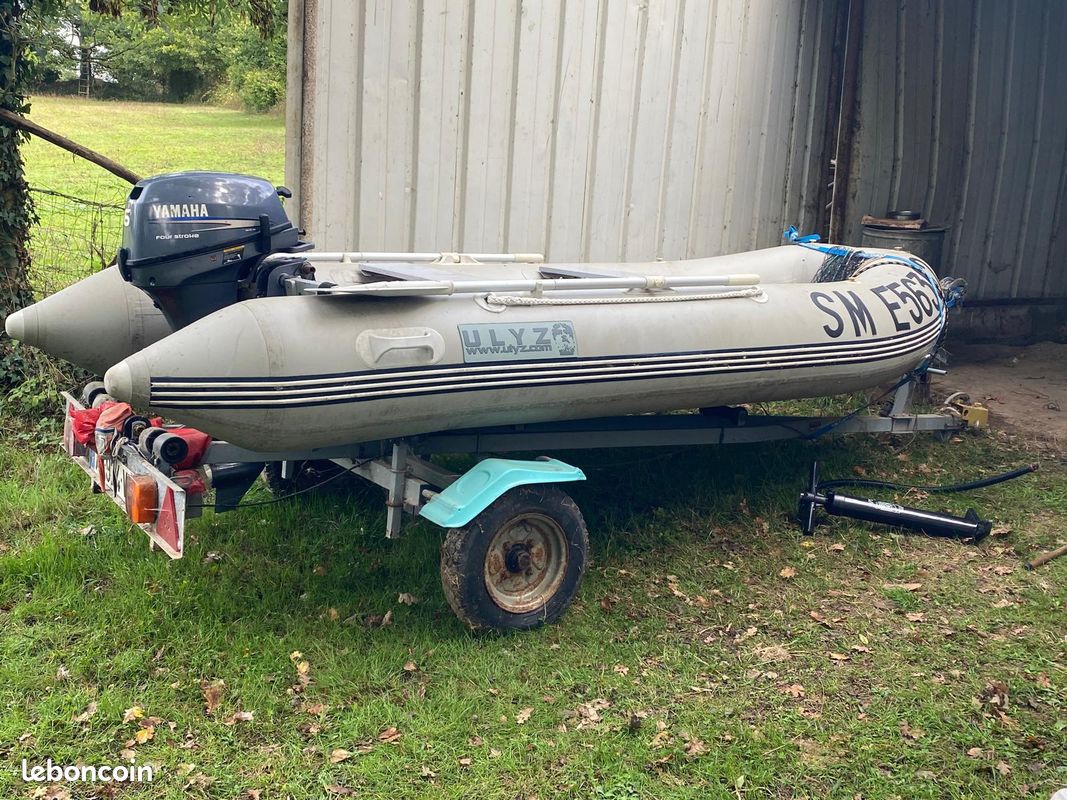 Bateau à moteur (image 1)
