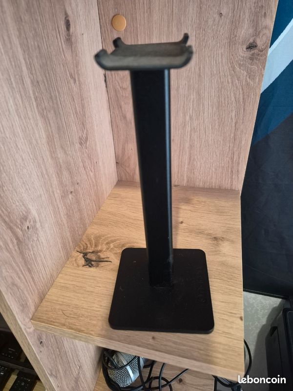 Vends PlayStation 4 avec 4 manettes et le chargeur + le porte casque et 2 jeux le tout en TBE (image 5)