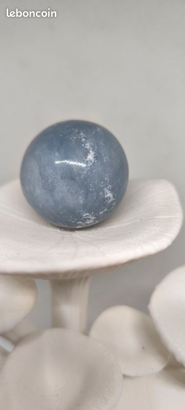 Sphère calcite bleue (image 1)