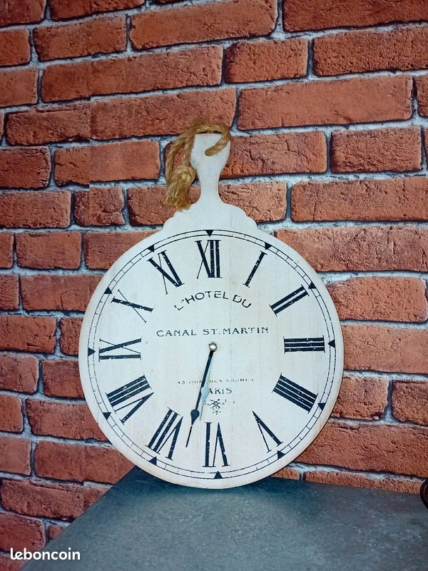 Pendule murale en bois (image 1)