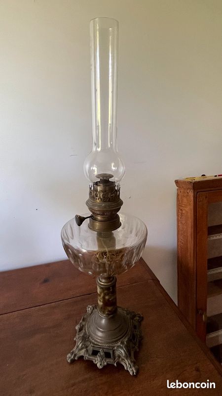 MAGNIFIQUE ANCIENNE LAMPE A Pétrole En Verre Blanc Opaline Vintage