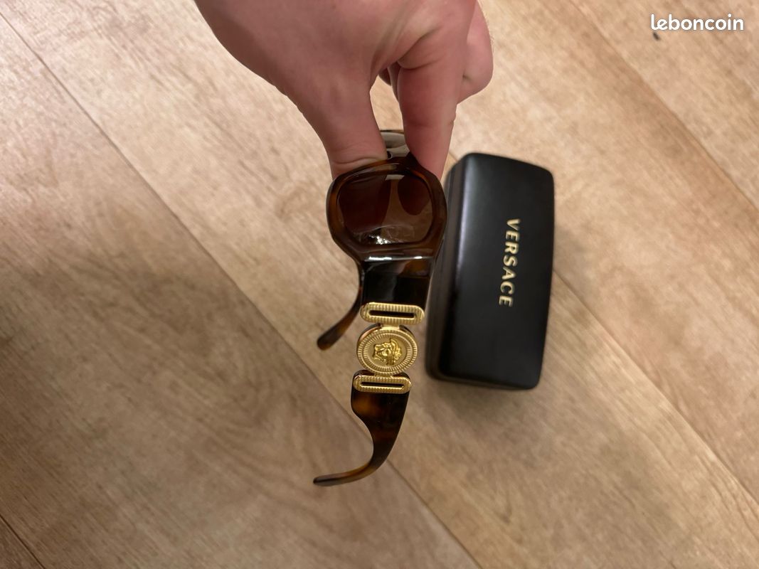 Lunette de soleil Versace avec sa boite (image 3)