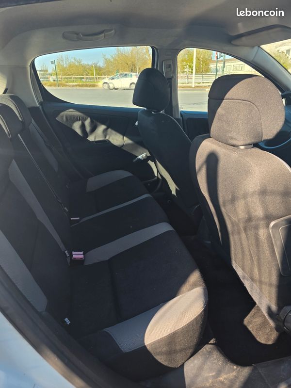 Peugeot 207 1.4 hdi 70 trendy garantie 3 mois (image 4)