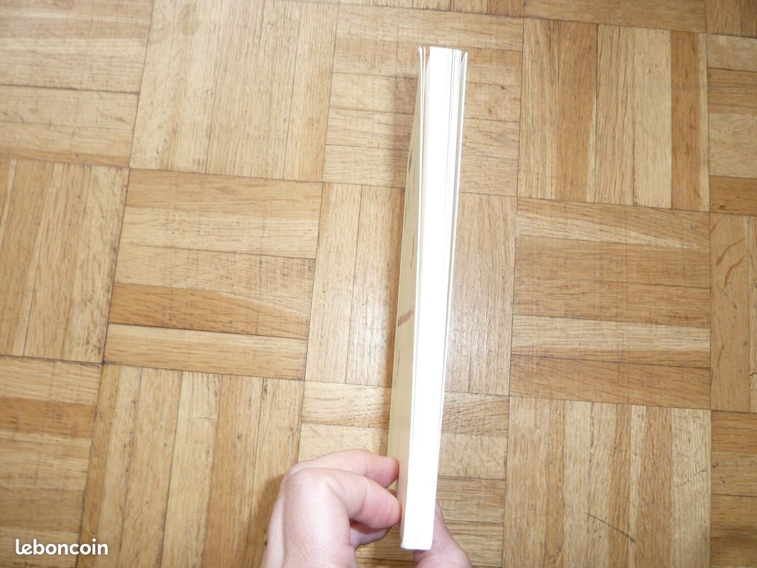 Je vends le livre 'Salle des pas perdus' de Julia Billet en très bon état (image 6)