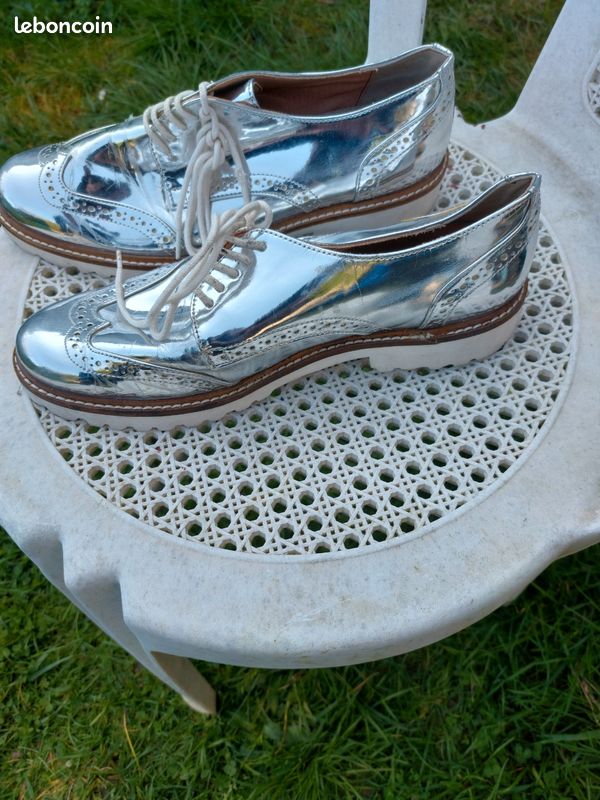 Belle paire de mocassins avec lacets. P.39 (image 2)