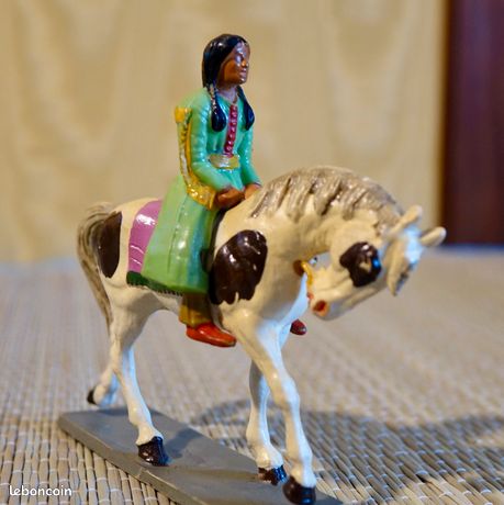 Lot De Soldats Et Indiens En Plastique Peint Starlux, Avec Cheval, époque Contemporaine