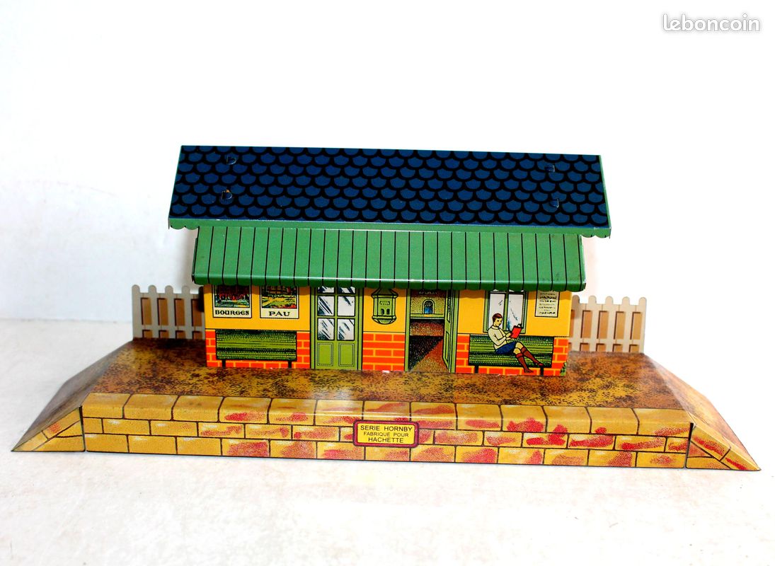 HORNBY : Important ensemble en tôle lithographiée comprenant gare