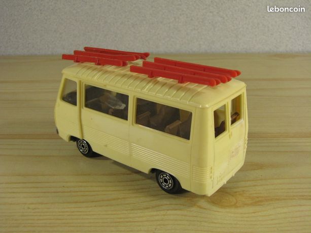 NOREV FOURGON PEUGEOT J7 Courchevel, 1/43e EUR 50,00 - FR