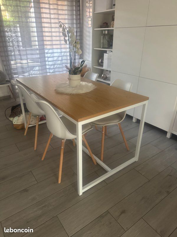 Table et 4 chaises (image 1)