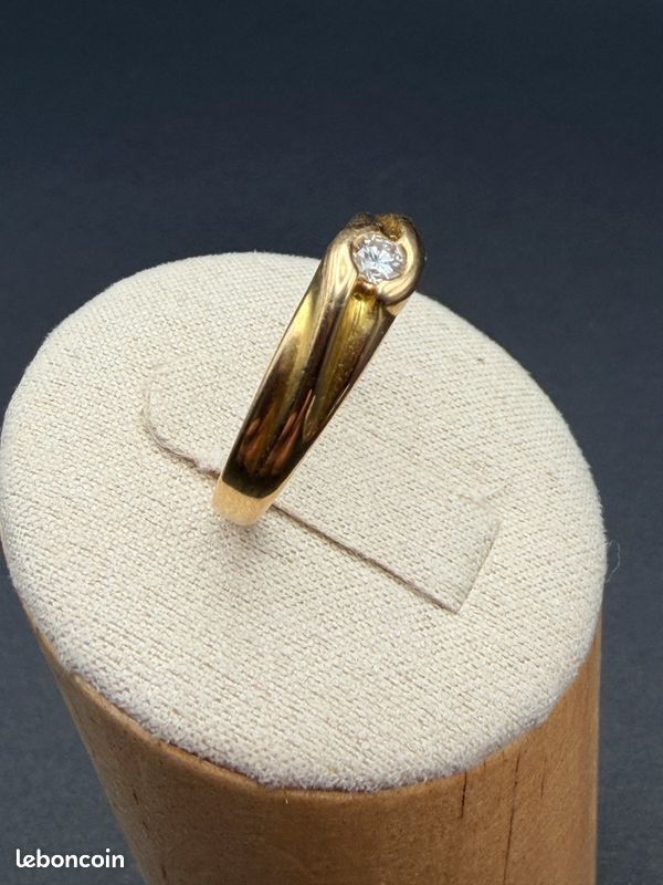 Bague En Or 18 Carats (750 Millièmes) Sertie De 7 Diamants - Poids 2,56g