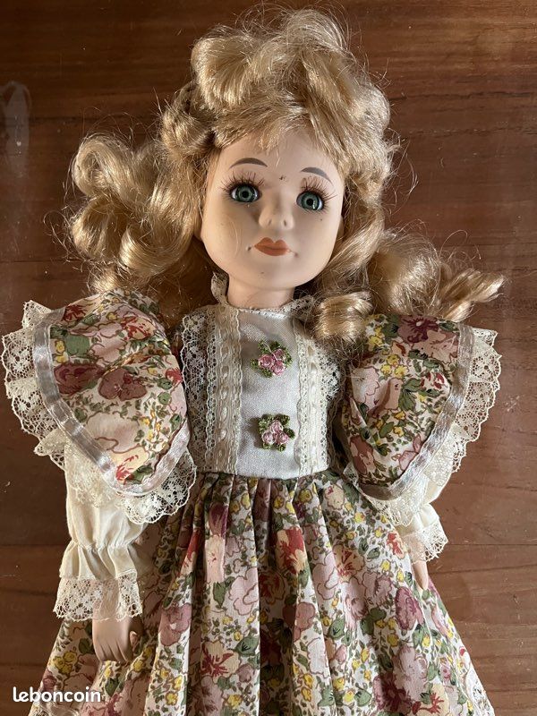 Grande poupée, tête en porcelaine marquée en creux : 13 (Jum - Lot 373