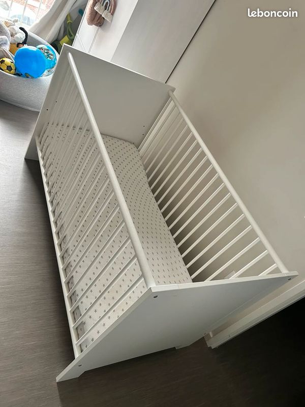 Lit à barreaux avec matelas plan incliné au niveau de la tête (image 2)