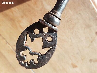 Ancienne clé en fer forgé XVIème de mariage coffre avec armoiries couronne (image 3)