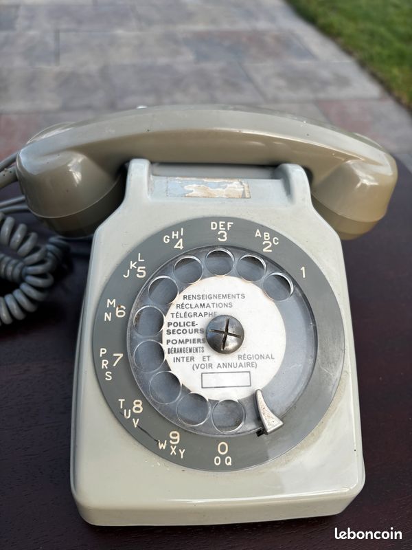 Téléphone à cadran ancien - France