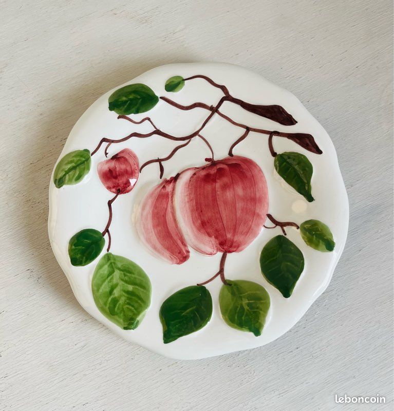 Assiette vintage en barbotine, au joli décor à relief de fruits, rare et tendance (image 7)