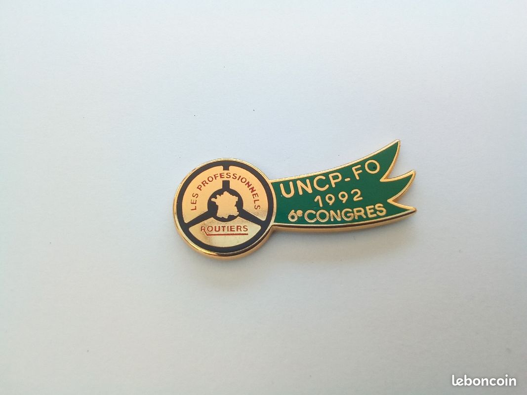 Pin's Vintage Tournoi De Pêche HATTERAS VILLAGE 1989 - North Carolina, USA - Bouton épingle