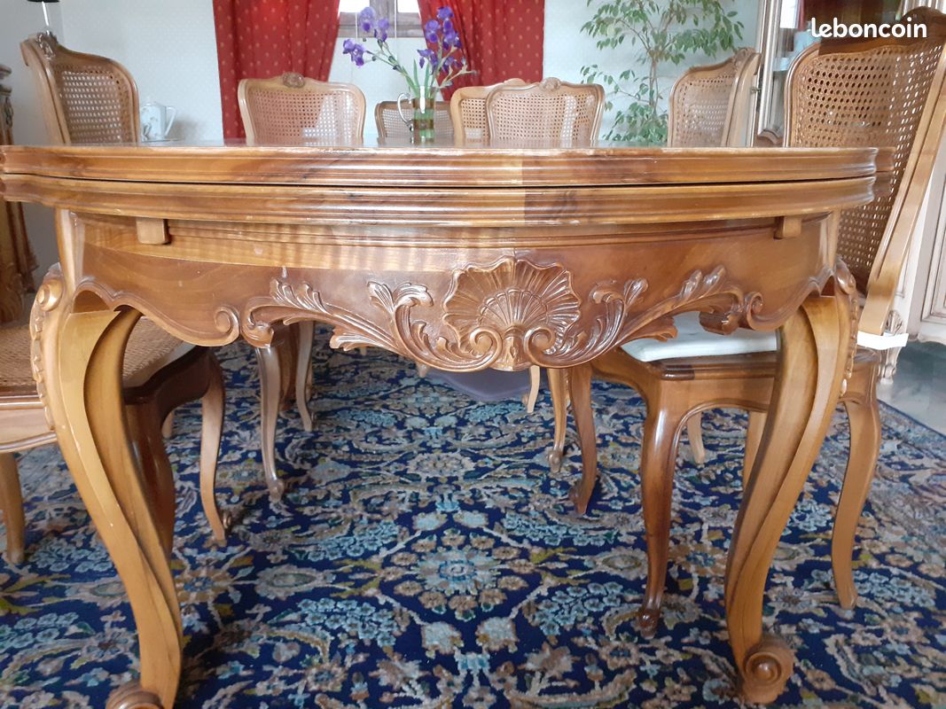 Table galbée en noyer (image 3)