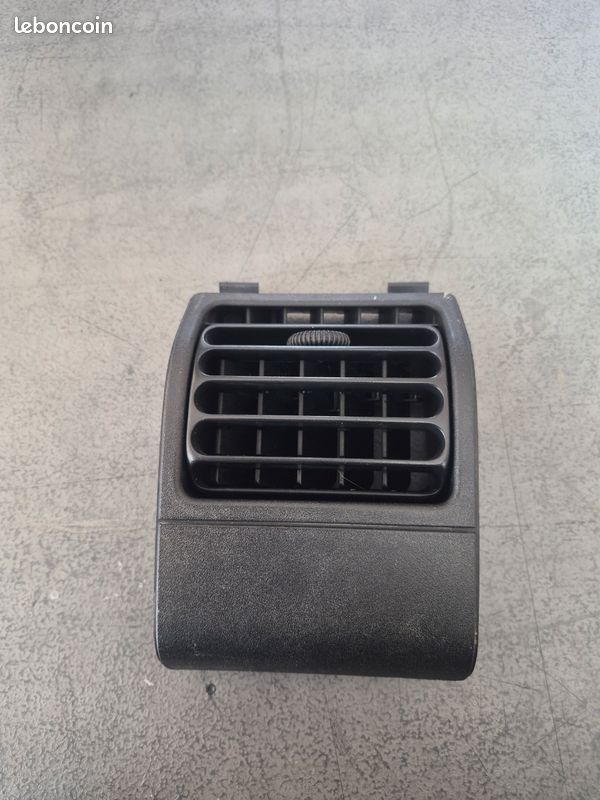 Grille ventilation droite 205 (image 1)