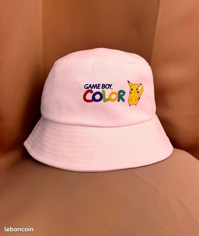 Chapeau à seau blanc avec des détails de couture autour du bord