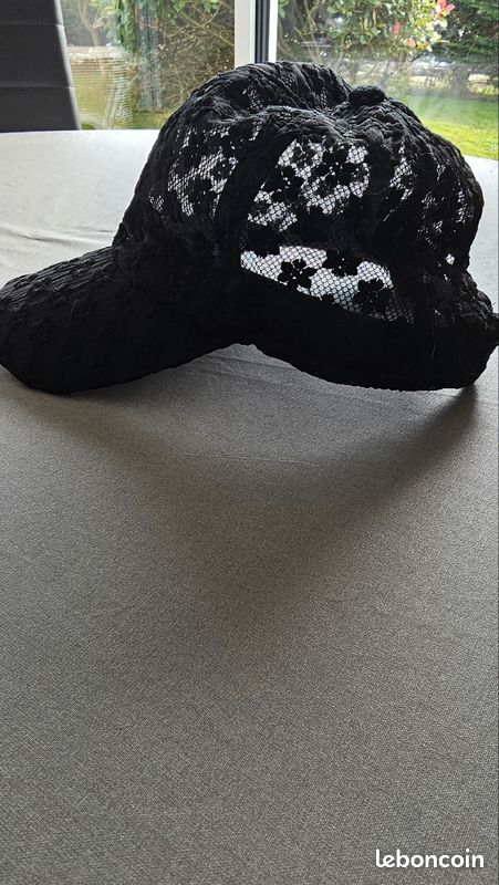 Casquette avec broderies (image 2)
