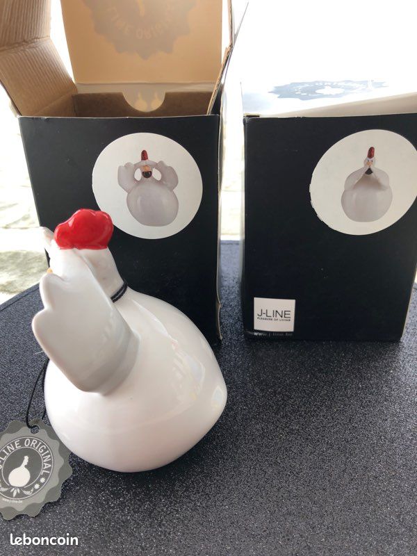 Poule blanche cachant ses yeux jline (image 2)