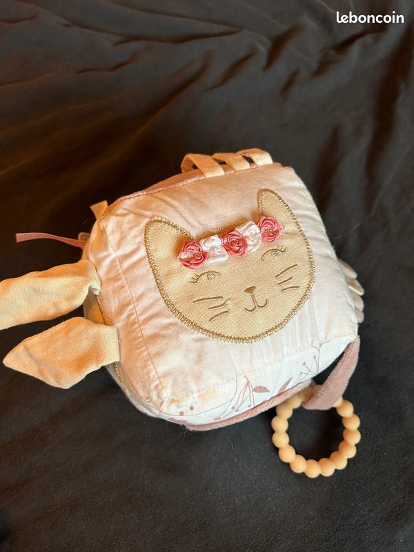 Cube sensoriel bébé chat rose – miroir et anneau de dentition (image 1)