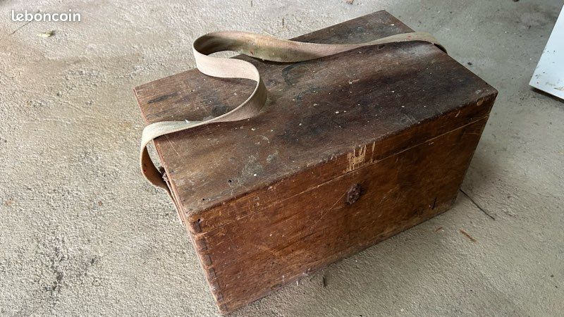 Malle pleine d’outils anciens (image 1)
