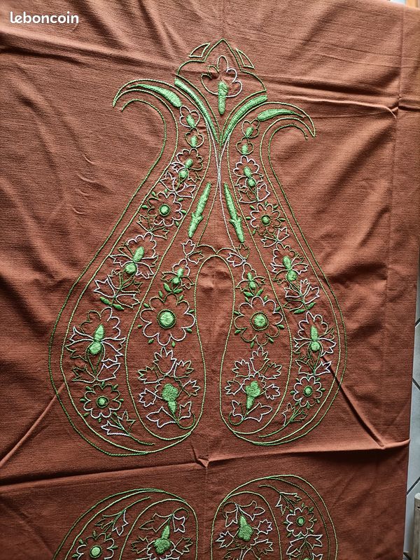 Nappe brodée main (image 2)