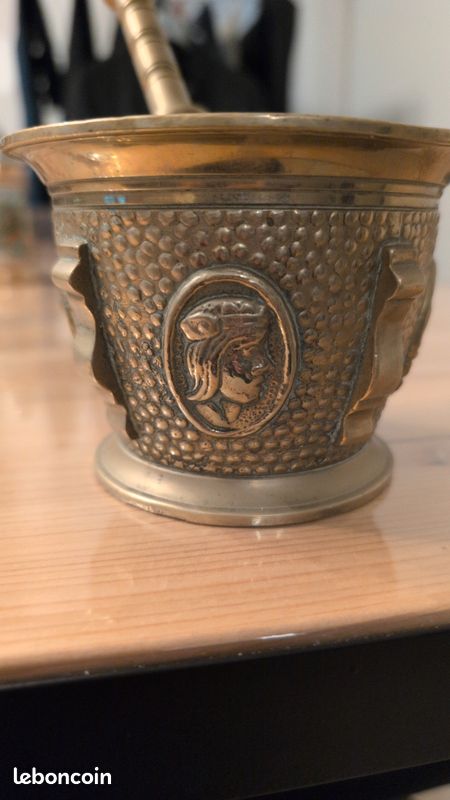 Mortier et pilon en bronze (image 5)