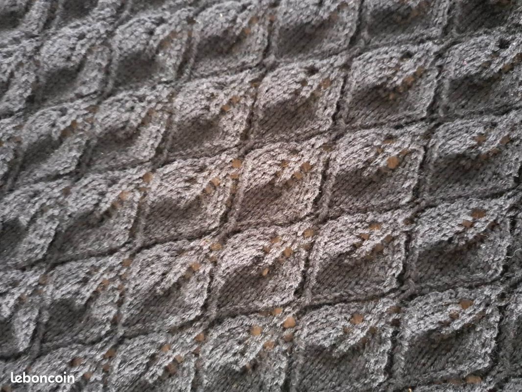 Châle triangle tricoté à la main modèle feuille1 (image 2)