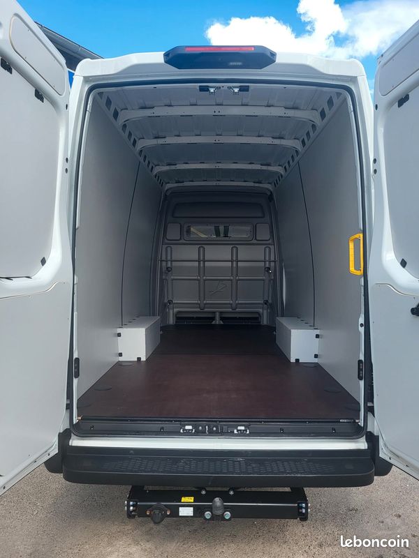 IVECO DAILY 35S18 HA8 V16 FOURGON PACK ÉVOLUTION CABINE APPROFONDIE FIXE 07 PLACES NEUF avec ATTELAGE + CAMÉRA + PROJECTEURS FULL LED / MOTEUR 3 LITRES / SANS CONTRAINTES GSR2 ( Prix Vente 49 990 HT ) (image 4)