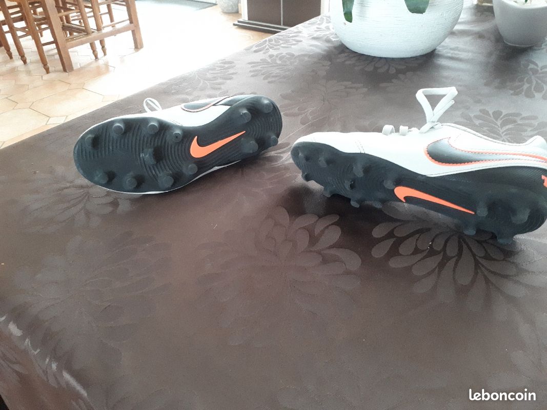 Crampons nike taille 35 (image 2)