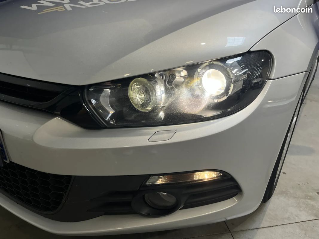 VOLKSWAGEN Scirocco 1.4 TSI 160ch Sportline - 2009 - DYNAUDIO - Projecteur Bi-Xenon (image 16)
