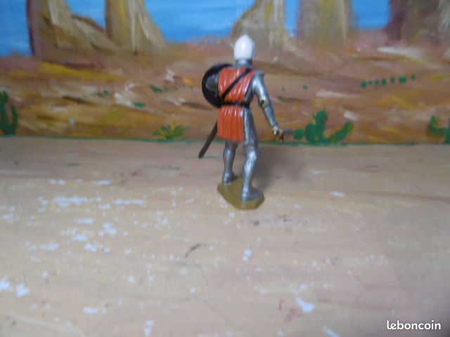 STARLUX COPIES RESINE MOYEN AGE BRAS VEC GANT ET EPEE GARDE A BOULES