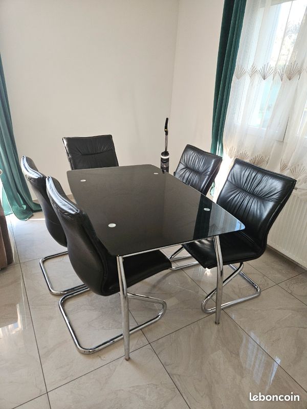 Urgent déménagement :Table en verre +5 chaises cuir noir (image 1)
