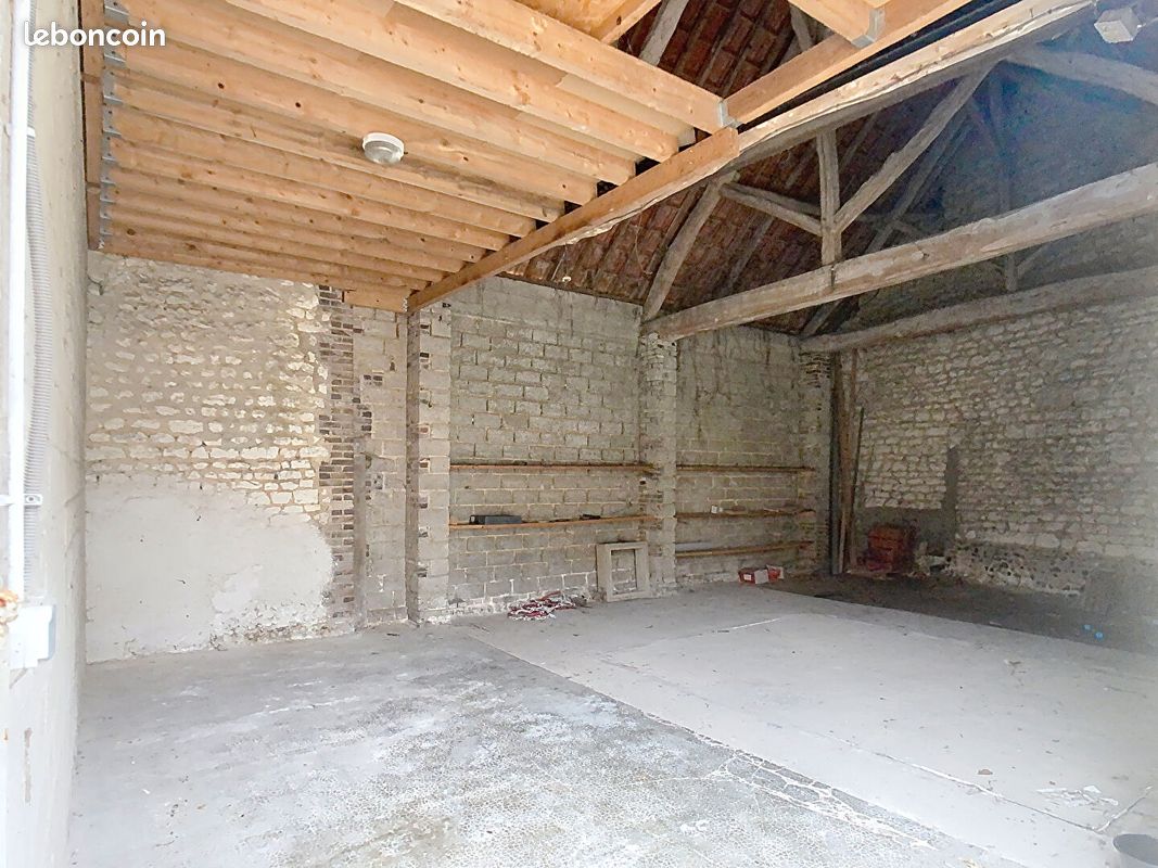 Immeuble 4 pièces 537 m² ESTISSAC (image 5)