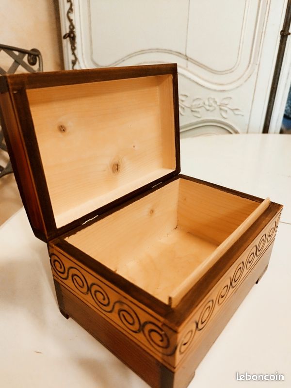 Boite à bijoux ou à secrets, en bois gravé (image 4)