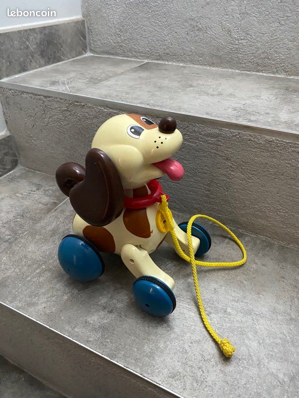 Chien qui roule et aboie (image 1)