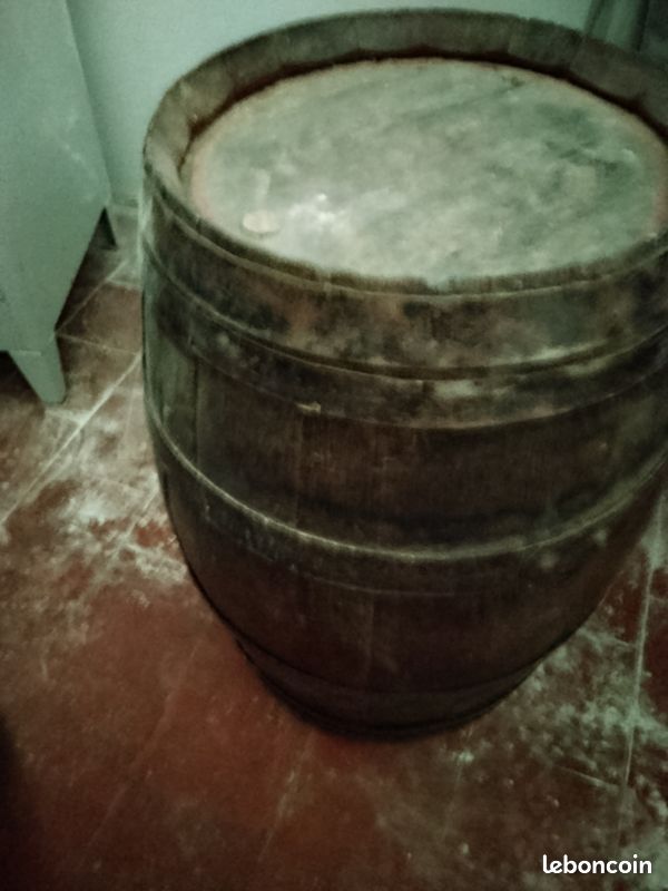 Tonneau de vin en bois ancien (image 2)