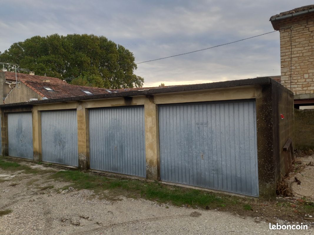 Garage fermé hors copro · à Bagnols-sur-Cèze · 13 500 €