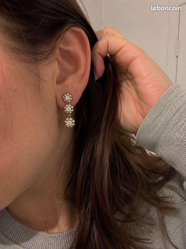 Boucles d'oreilles en or blanc 18k sertie de diamants (image 1)