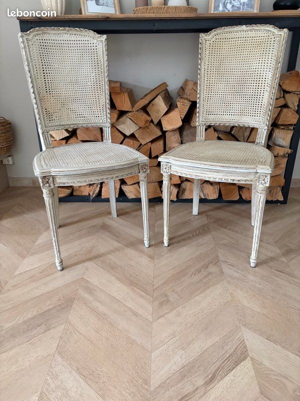 Paire de chaises Louis XVI cannées – patinées blanc (image 1)